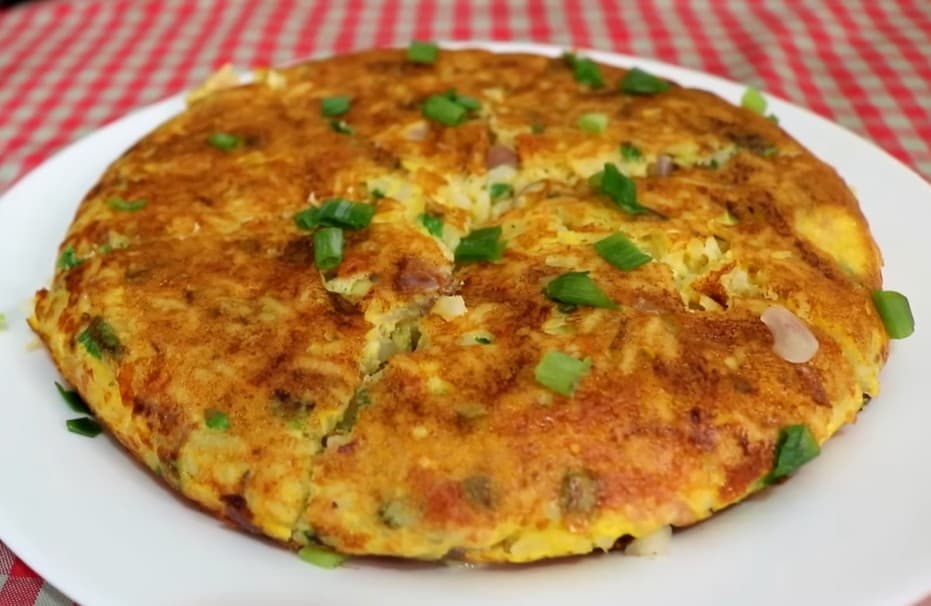 Sobrou arroz Não jogue fora torta de arroz na frigideira